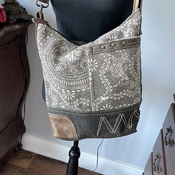 Myra bag- VINTAGE CARVED SHOULDER BAG, adjustable strap. - Picture 2 of 6